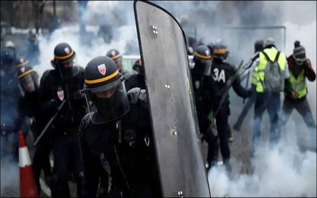 فرانس میں پرتشدد مظاہرے بے قابو، صدر نے مظاہرین سے مذاکرات کا حکم دے دیا