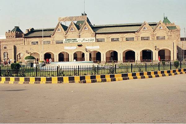 روہڑی کو ماڈرن ریلوے اسٹیشن بنارہے ہیں وہاں شاپنگ مال بنائیں گے ،شیخ رشید 