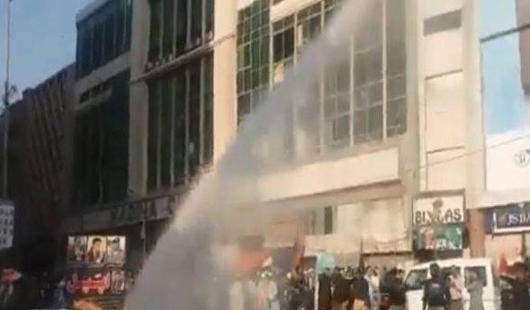 کراچی پولیس کا ڈاک ورکرز مظاہرین پر لاٹھی چارج، متعدد زخمی
