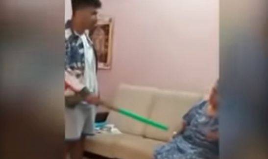 بھارت میں 17 سالہ لڑکے کی اپنی والدہ کو جھاڑو سے پیٹنے کی ویڈیو وائرل