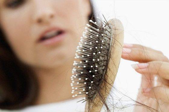 گرتے بالوں کو روکنے کے مفید طریقے 