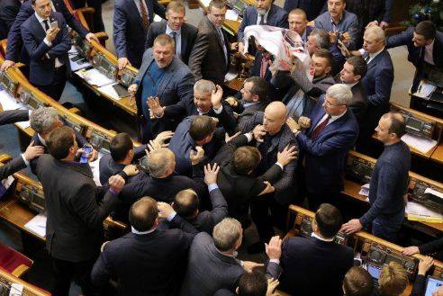 سیاستدان کو روسی ایجنٹ کہنے پر یوکرینی پارلیمنٹ میں ہنگامہ،ایکدوسرے پر مکوں کی بارش