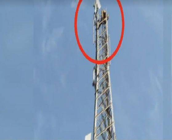 ’مجھے وزیراعظم بناﺅ‘،اسلام آباد کے بلیو ایریا میں ایک شخص موبائل سگنل ٹاور پر چڑھ گیا