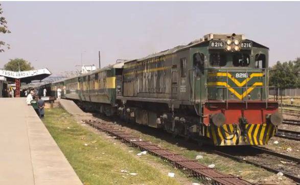 فیصل آباد کے قریب دو ٹرینیں آپس میں ٹکرانے سے ایک شخص جاں بحق 