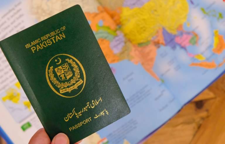 پاکستانی پاسپورٹ عالمی فہرست میں ایک سو دو نمبر پر آ گیا