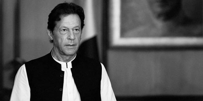 وزیر اعظم عمران خان کی مسجد میں نماز کی ادائیگی کی تصاویر سوشل میڈیا پر وائرل