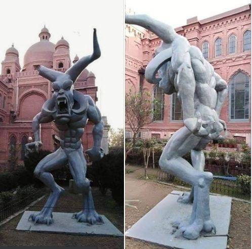 لاہور میوزیم کے باہر ’شیطانی‘ مجسمہ نصب