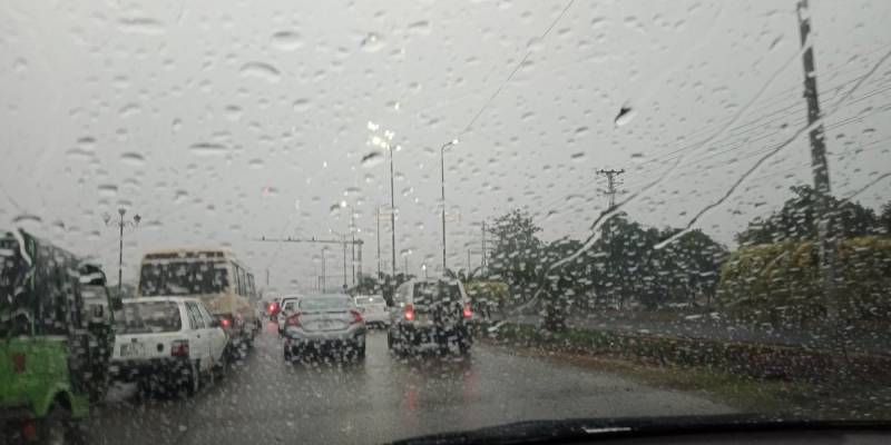 ملک کے مختلف شہروں میں بارش کے ساتھ یخ بستہ ہواؤں سے سردی کو اور تڑکا لگ گیا