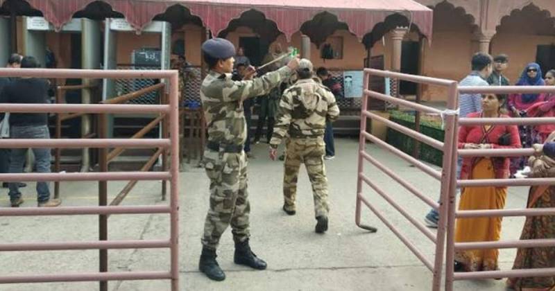 تاج محل میں سیاحوں کو بندروں سے محفوظ رکھنے کے لیے غلیلوں کا استعمال