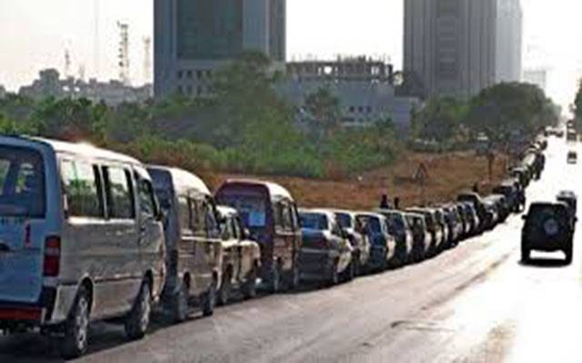 سی این جی کی بندش، کراچی میں سڑکوں پر گاڑیوں کی تعداد کم ہوگئی
