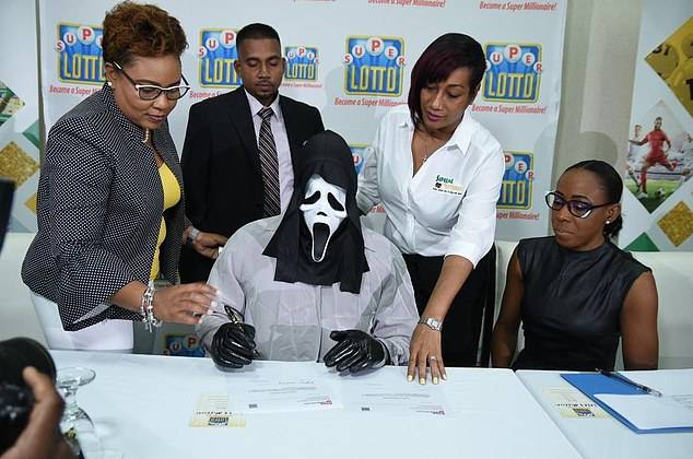 جمیکا کے شہری نے ایک لاکھ ڈالر کا انعام وصول کرنے کے لیے انوکھا طریقہ اختیار کر لیا 