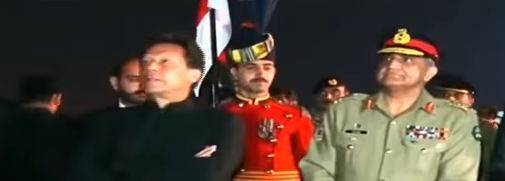 عمران خان اور آرمی چیف سعودی ولی عہد کے استقبال کے لیے چار منٹ سے زائد طیارے کے باہر کھڑےرہے 