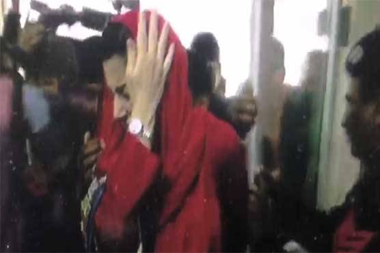 نواز شریف سے ملاقات کیلئے جاتے ہوئے مریم نواز کے سر پر کیمرہ لگ گیا