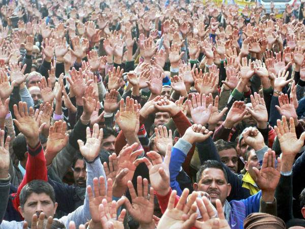 طیارہ گرنے اور پائلٹ پکڑے جانے کے بعد بھارتی عوام کا بڑا یوٹرن