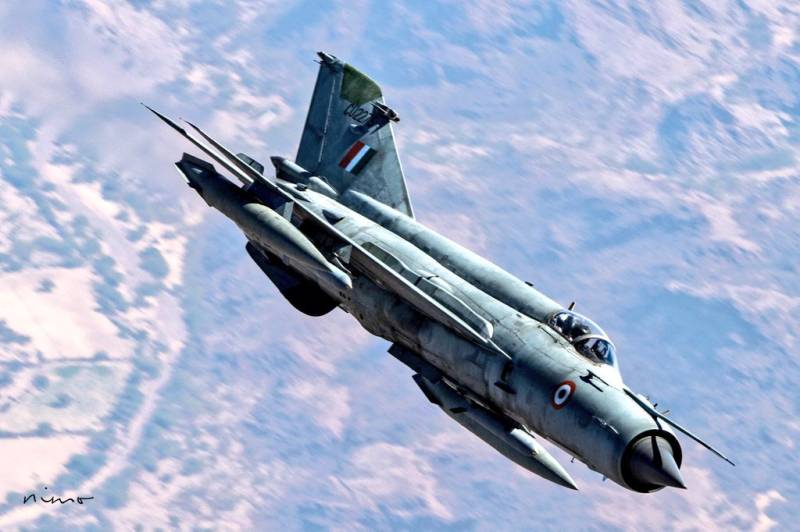 بھارتی فضائیہ کا جنگی طیارہ مگ 21 راجھستان میں گر کر تباہ 