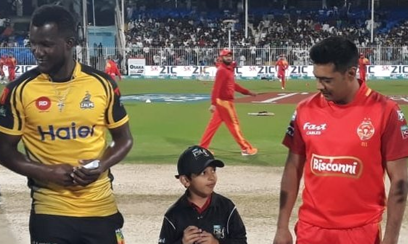 اسلام آباد یونائٹڈ کا ٹاس جیت کر باﺅلنگ کا فیصلہ ،پشاور زلمی کی بیٹنگ جاری