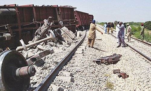 ڈیر مراد جمالی کے قریب ریلوے ٹریک پر دھماکہ,3 افراد جاں بحق،7 زخمی