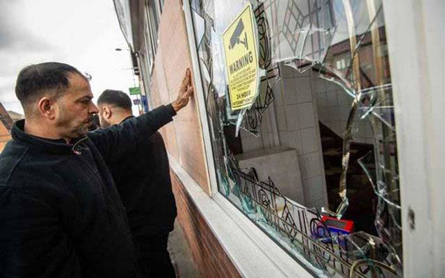برطانیہ میں بھی اسلام فوبیا، شرپسندوں کا مساجد پر حملہ، شیشے توڑ دیے 