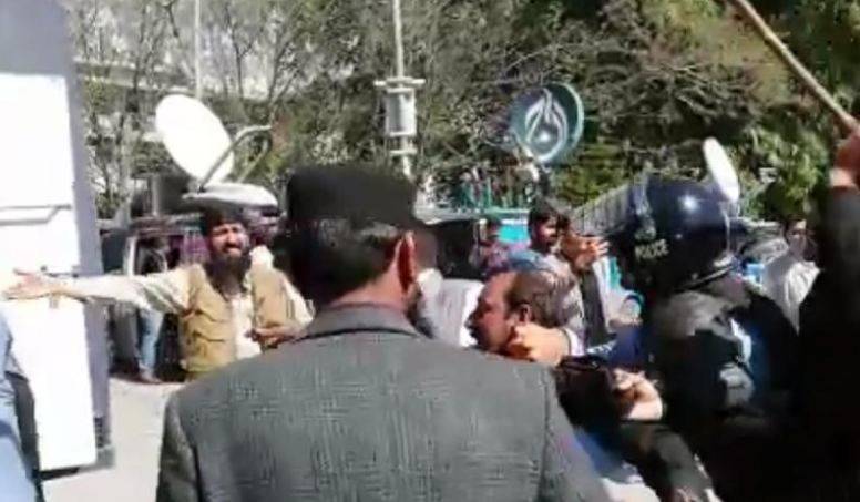  مشتعل لیگی کارکنان کا کوٹ لکھپت ریلوے ٹریک پر قبضہ 