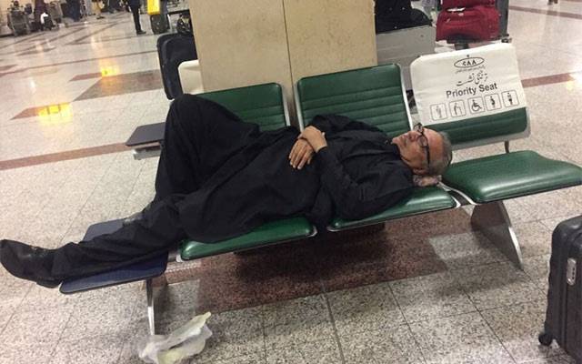 عارف علوی کی ائیرپورٹ کی نشستوں پر سونے کی تصویر سوشل میڈیا پر وائرل، سچ سامنے آ گیا 