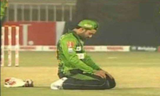 پاکستان کپ،فیڈرل ایریاز کے محمد رضوان کی گراﺅنڈ میں نماز ادا کرنے کی تصویر وائرل