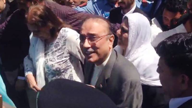 زرداری اور فریال تالپور کی ضمانت میں 29 اپریل تک توسیع کر دی گئی
