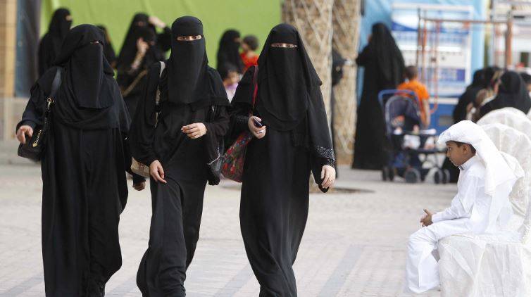 سعودی عرب میں عوامی مقامات پر غیر مناسب لباس ممنوع، 5 ہزار ریال جرمانہ