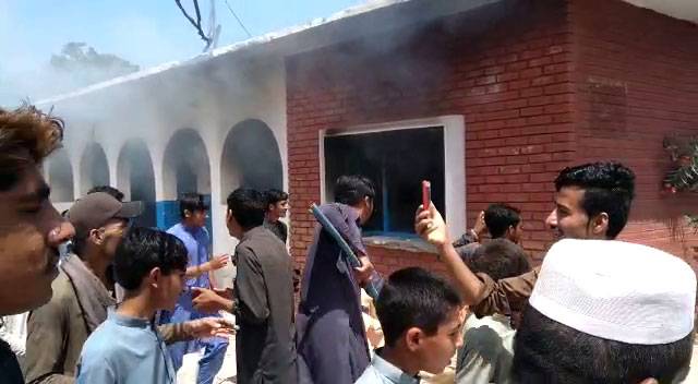 پشاور: پولیو ویکسین کے ری ایکشن کا الزام، مشتعل افراد نے اسپتال کو آگ لگا دی