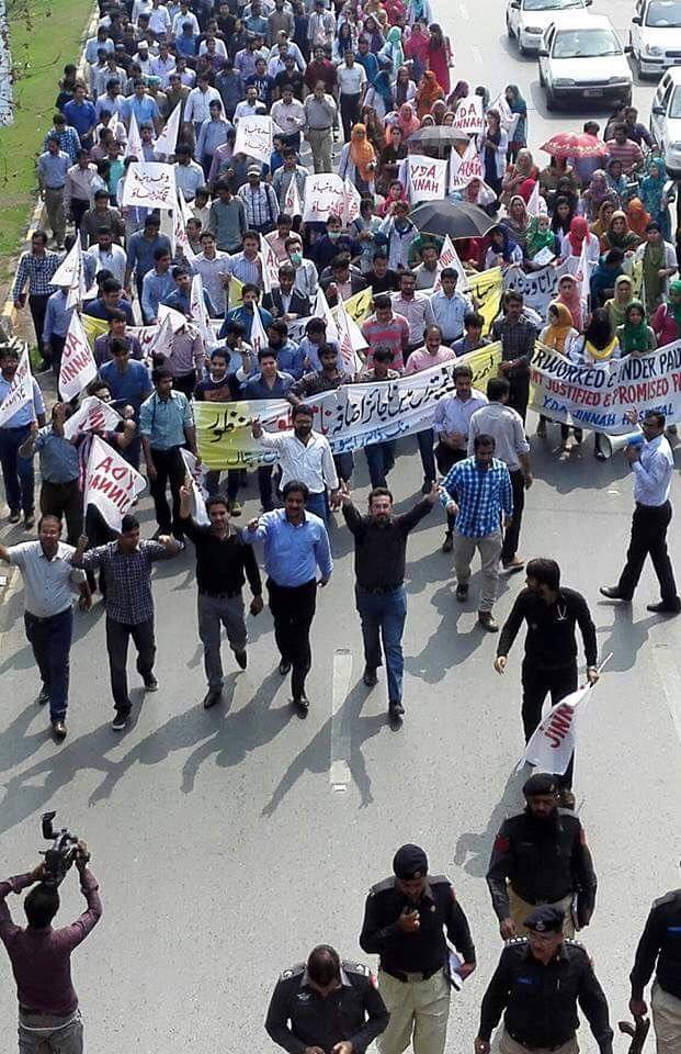 پنجاب بھر میں ینگ ڈاکٹرز کا ہسپتالوں کی نجکاری، ایم ٹی آئی ایکٹ کیخلاف احتجاج
