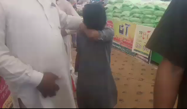 جلال پور بھٹیاں کے رمضان بازار میں چینی لینے آئے بچے پر اہلکار کا تشدد