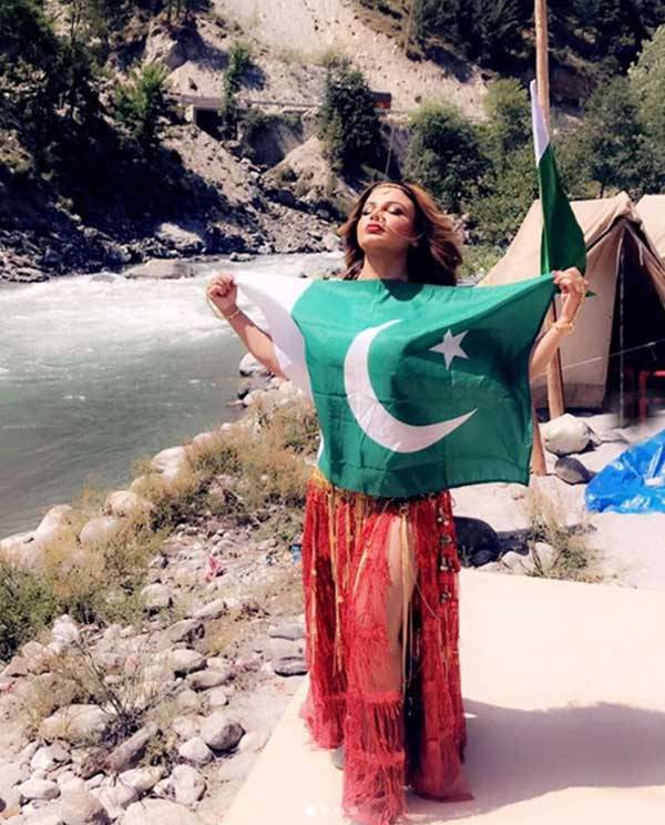 بھارتی اداکارہ راکھی ساونت کی پاکستانی پرچم کیساتھ تصویر وائرل