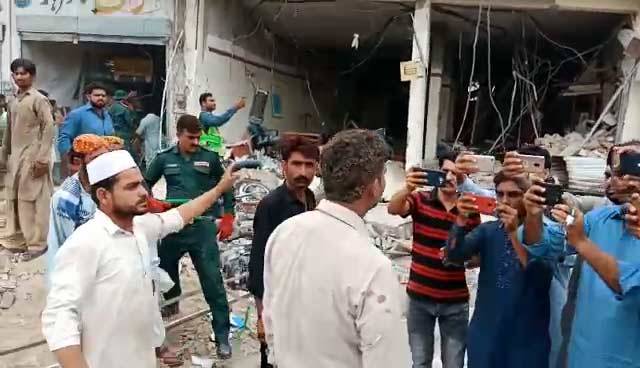 صادق آباد: نجی بینک کے قریب دھماکا،15 افراد زخمی
