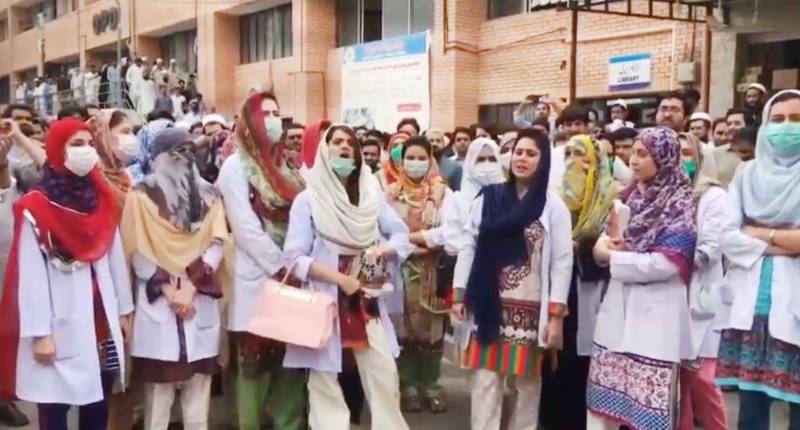 خیبرپختونخوا حکومت بالآخر ہڑتالی ڈاکٹروں سے مذاکرات کیلئے تیار ہو گئی