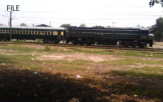 لاہور : ایک مسافر ٹرین تلے آکر جان کی بازی ہار گیا