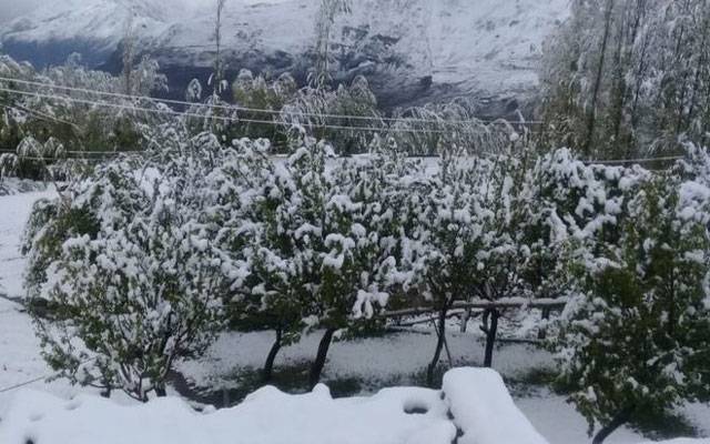 ملک بھر میں شدید گرمی ، چترال میں چار انچ برفباری