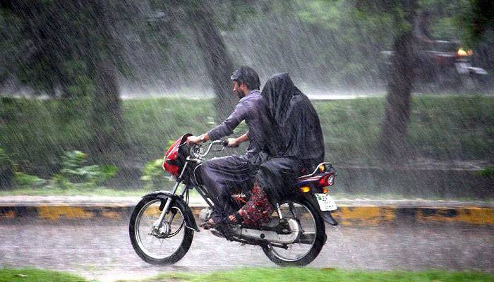 لاہور سمیت پنجاب کے مختلف علاقوں میں بارش سے گرمی کا زور ٹوٹ گیا