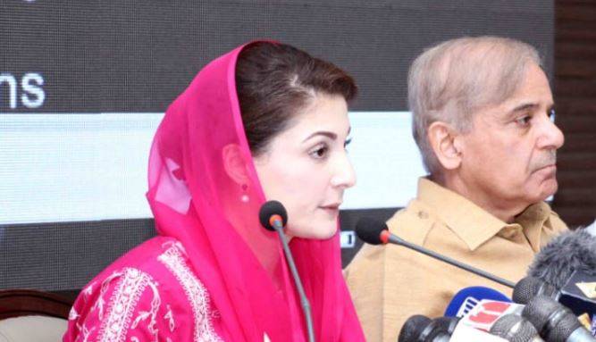 مریم نواز مرحومہ بیگم کلثوم نواز کی قبر پر پہنچ گئی 