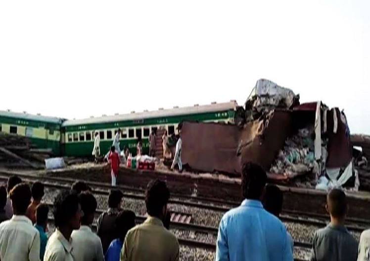 صادق آباد: اکبر ایکسپریس اور مال گاڑی میں تصادم، ہلاکتوں کی تعداد 19 ہو گئی