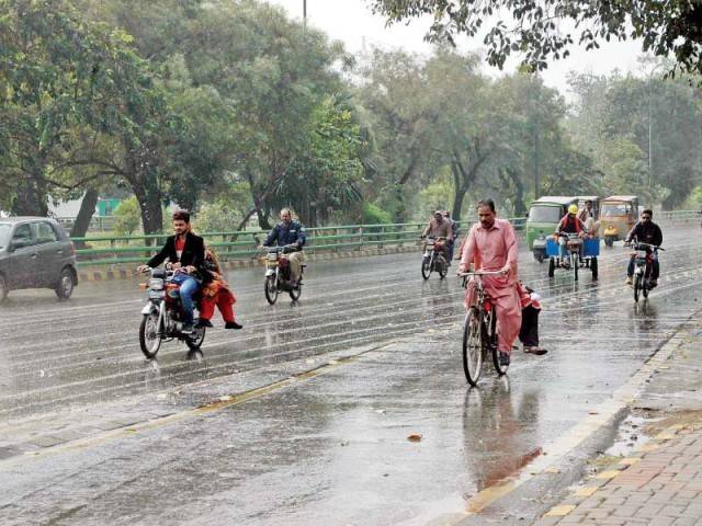 لاہور اور اسلام آباد سمیت پنجاب کے مختلف شہروں میں وقفے وقفے سے بارش
