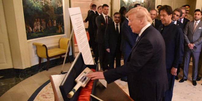 صدر ٹرمپ نے وزیر اعظم عمران خان کو یادگار ”بلے “کا تحفہ دیدیا