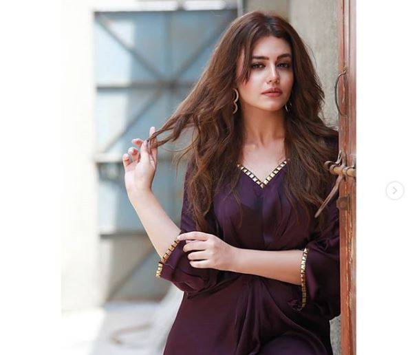 والدہ اور خالہ کے شوبز میں ہونے کی وجہ سے لوگ احترام سے بات کرتے ہیں، زارا نور عباس
