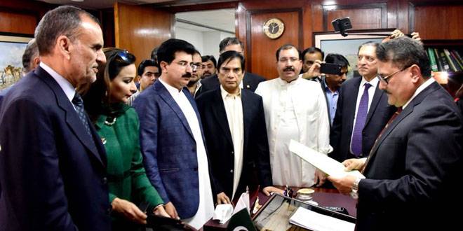 چیئرمین سینٹ صاد ق سنجرانی بھی ڈٹ گئے ، استعفیٰ نہ دینے کا فیصلہ