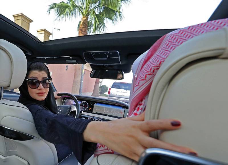سعودی حکومت کا خواتین کو مرد سرپرست کی ا جازت کے بغیر بیرون ملک سفر کی اجازت دینے کا فیصلہ