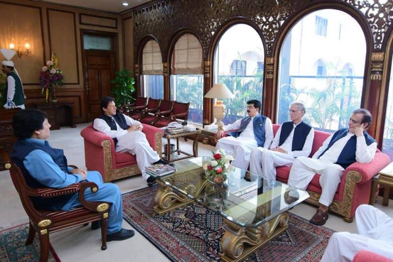 وزیراعظم سے چیئرمین سینٹ کی ملاقات، عمران خان کی ایوان کا اعتماد حاصل کرنے پر مبارکباد 