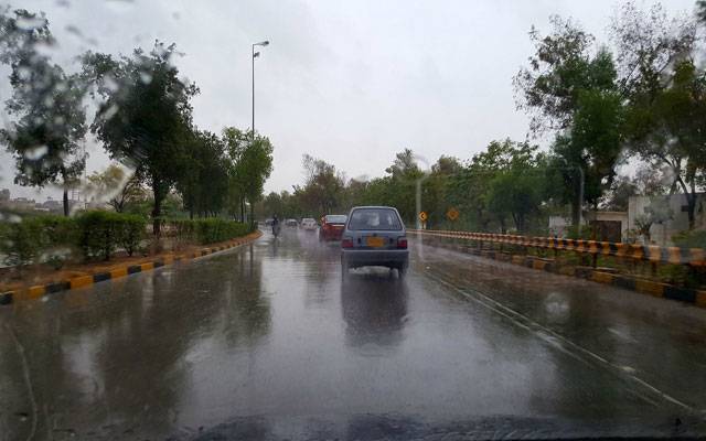 کراچی میں تیز بارش کے بعد موسم خوشگوار ہوگیا 