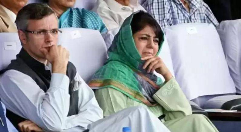 مقبوضہ کشمیر کے سابق وزرائے اعلیٰ محبوبہ مفتی اور عمر عبد اللہ گرفتار 
