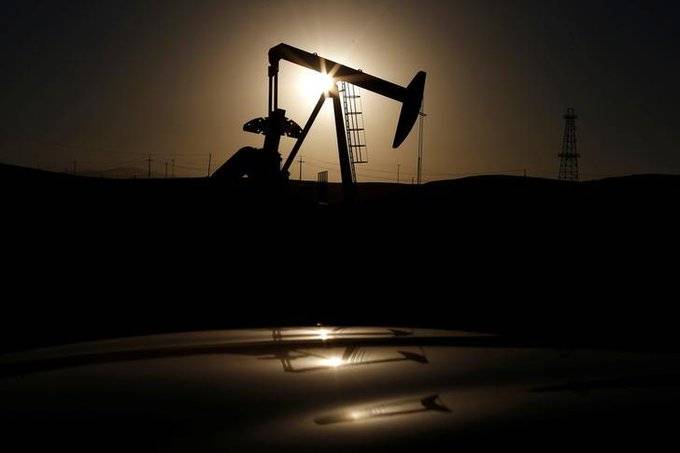عالمی منڈی میں خام تیل کی قیمت میں واضح کمی واقع ہو گئی