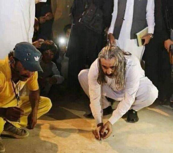 وزیر برائے امور کشمیر علی امین گنڈاپور کی قنچے کھیلنے کی تصویر وائرل،سوشل میڈیا صارفین کی شدید تنقید