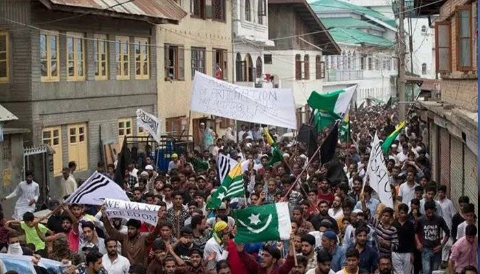 ہزاروں کشمیری پاکستانی جھنڈا اُٹھائے سڑکوں پر نکل آئے