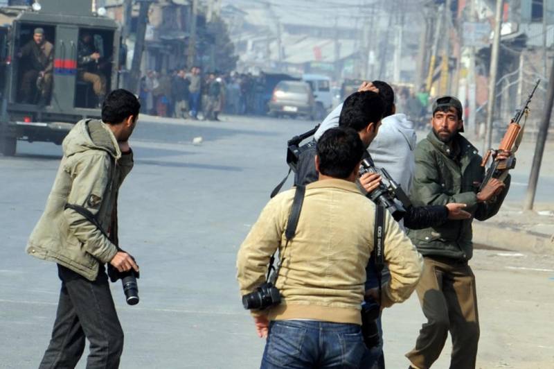 بھارت کے زیرِ انتظام کشمیر میں ’خطروں کے کھلاڑی‘ صحافی